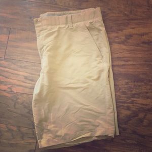 Men’s 42 Under Armour dri-fit golf shorts
